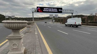 Ankaradaki ekranlara “Şehitler Ölmez Vatan Bölünmez” yazıları yansıtıldı