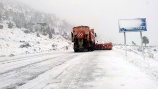 Antalya-Konya Karayolu kar sebebiyle bekletilen tırların geçişine açıldı