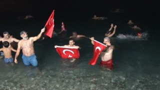 Antalyada 2024ü denize girerek karşıladılar