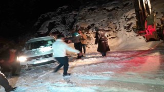Antalyada karda mahsur kalan 15 araç ve 20 vatandaş kurtarıldı