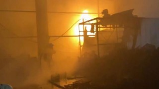 Antalyada plastik kasa üretimi yapılan fabrikada yangın