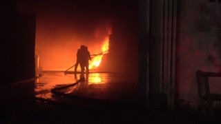 Antalyada plastik kasa üretimi yapılan fabrikadaki yangın söndürüldü