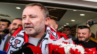 Antalyasporun yeni teknik direktörü Sergen Yalçın, Antalyada