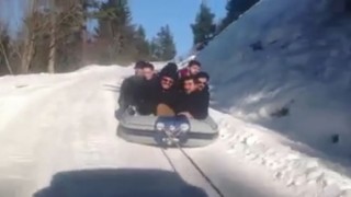 Araçlarına bağladıkları rafting botuyla kar üstünde kayarak çocuklar gibi eğlendiler