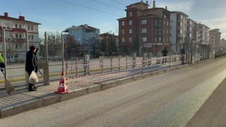 Aşırı hız yapan sürücü tramvay durağına daldı