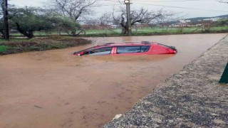 Aşırı yağış sonrası ovayı su bastı, araç su altında kaldı