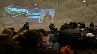 Astronot Gezeravcıyı da taşıyan uzay aracının istasyona kenetlenmesi kent meydanlarından takip ediliyor