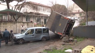 Ataşehirde freni patlayan kamyon ortalığı birbirine kattı