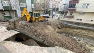 Avcılarda 4 katlı bir binanın istinat duvarı çöktü