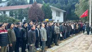Aydında öğretmen ve öğrenciler şehitler için saygı duruşunda bulundu