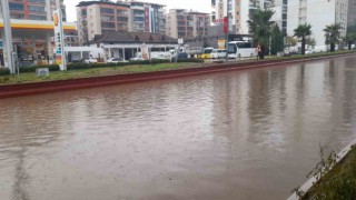 Aydında sağanak yağış yol kapattı