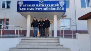 Ayvalıkta kesinleşmiş 21 yıl 6 ay cezası bulunan firari polisten kaçamadı