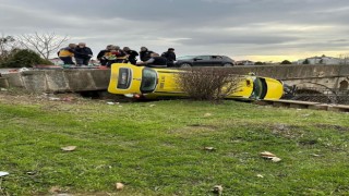 Babaeskide yoldan çıkan ticari taksi devrildi: 1 yaralı