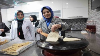 Bakan Göktaş açılışını yaptığı aşevinde yemek kazanlarının başına geçip döner kesti
