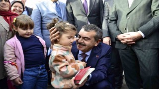 Bakan Tekin: Tatilde çocuklarımızın yanında dijital bağımlılıklarımızdan vazgeçelim, onlarla vakit geçirelim