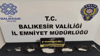 Balıkesirde polis ekipleri bir araçta uyuşturucu madde ele geçirdi