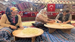 Balıkesirde Ramazan sofraları için kadınların erişte mesaisi başladı