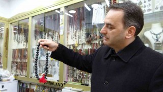 Balina kusmuğundan yapılan tespih 25 bin liraya satılıyor