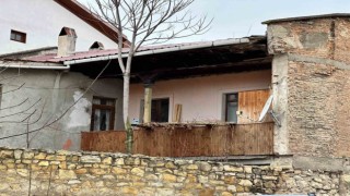 Balkondan girdikleri evde değerli eşya bulamayınca kombi ve televizyonları çaldılar