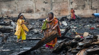 Bangladeş'te gecekondu mahallesinde yangın: 2 kişi öldü, 300 ev kül oldu