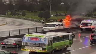 Bariyere çarpan otomobil alev topuna döndü