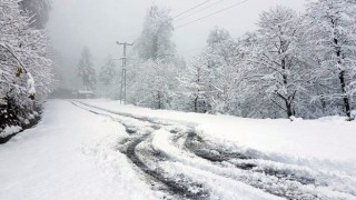 Bartında köy yollarına kar engeli