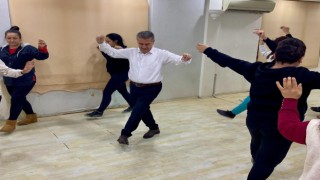 Başkan Erol, kursiyerlerle zeybek rüzgarı estirdi