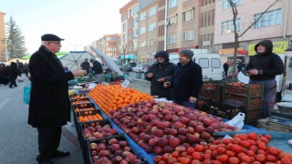 Başkan Kurttan salı pazarına ziyaret