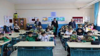 Başkan Özcan, Nazillili miniklere boyama kitabı hediye etti