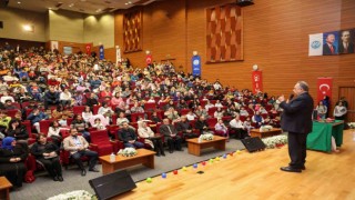 Başkan Yalçın çocukların tiyatro sevincine ortak oldu