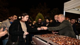 Başkan Zolan üniversiteli gençlere kestane ikram etti