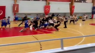 Basketbol sahası boks ringine döndü..Bir oyuncu yaralandı...(Düzeltme-tekrar)