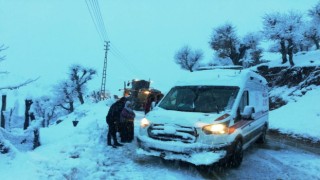 Batmanda köyde fenalaşan hasta 8 saatlik çalışmayla hastaneye ulaştırıldı