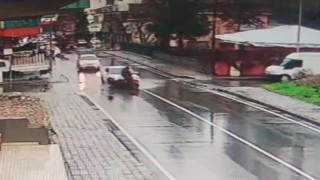 Batmanda otomobil ile motosikletin çarpıştığı anlar güvenlik kamerasına yansıdı