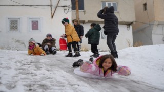 Bayburta yılın ilk karı yağdı, çocuklar dik yokuşları kızak pistine çevirdi