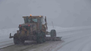 Bayburtta karayolları ekiplerinden yoğun kar mesaisi