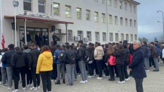 Bayrak töreninde şehitler için saygı duruşu