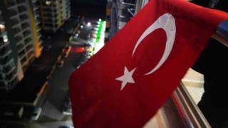 Belediye hoparlörden duyurdu, vatandaşlar şehitler için evine Türk bayrağı astı