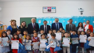 Belen Kaymakam Yılmaz, öğrencilerin karne sevincine ortak oldu