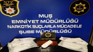 Beline ve bacaklarına sardığı uyuşturucuyla yakalandı
