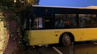Beşiktaşta İETT otobüsü kaza yaptı: 2 yaralı