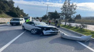 Beton direğe çarpan otomobilin sürücüsü yaralandı