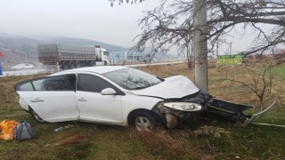 Beton elektrik direğine çarpan otomobilde 3 kişi yaralandı