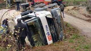 Beton Mikseri Devrildi: Sürücü Yaralı!