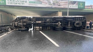Beylikdüzü E-5te kamyon devrildi, yol trafiğe kapandı