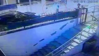 Beylikdüzünde bir araçtan 400 bin TL değerinde tekstil ürünü çalan hırsız kamerada