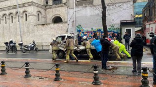 Beyoğluda tramvay ile kamyonet çarpıştı: 1 yaralı