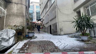 Beyoğlunda binada çıkan yangın korkuttu: Mahsur kalan yaşlı kadın kurtarıldı