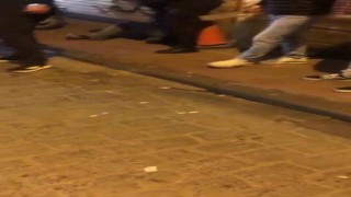 Beyoğlunda satırlı “kız arkadaşıma yan baktın” kavgası kamerada: Yanlışlıkla arkadaşının başına sopayla vurup bayılttı