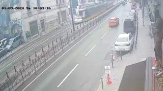 Beyoğlunda tramvayın kamyoneti sürüklediği anlar güvenlik kamerasında